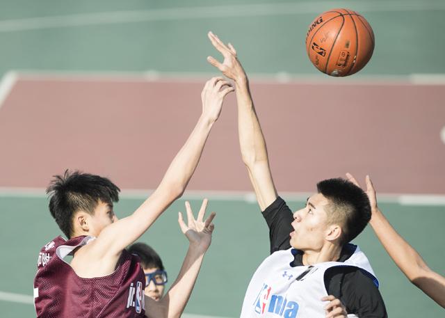 海报中，一对少男少女肩并肩站立在一艘铁甲战舰的桅杆上远眺，灯火璀璨的空中飘动绚丽的灯饰，映出钢筋铁骨的轮廓，虽已是夜晚但仍喧嚣辉煌，充满沉着绚丽的气氛